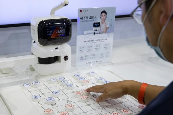 全球首家机器人4S店落户北京咱家置办几个机器人得多少钱？(图1)