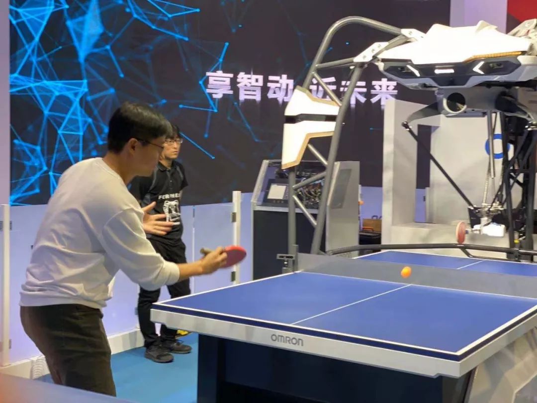 2026年智能陪伴机器人对比测评：海豚小姐WAWA、豆包等哪款最适合家庭使用？(图1)